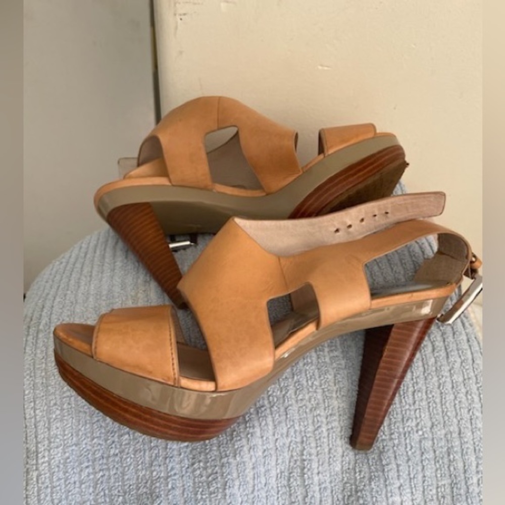 Mk size 8. Heel height 31/2… Basically brand new clean just like out the box
